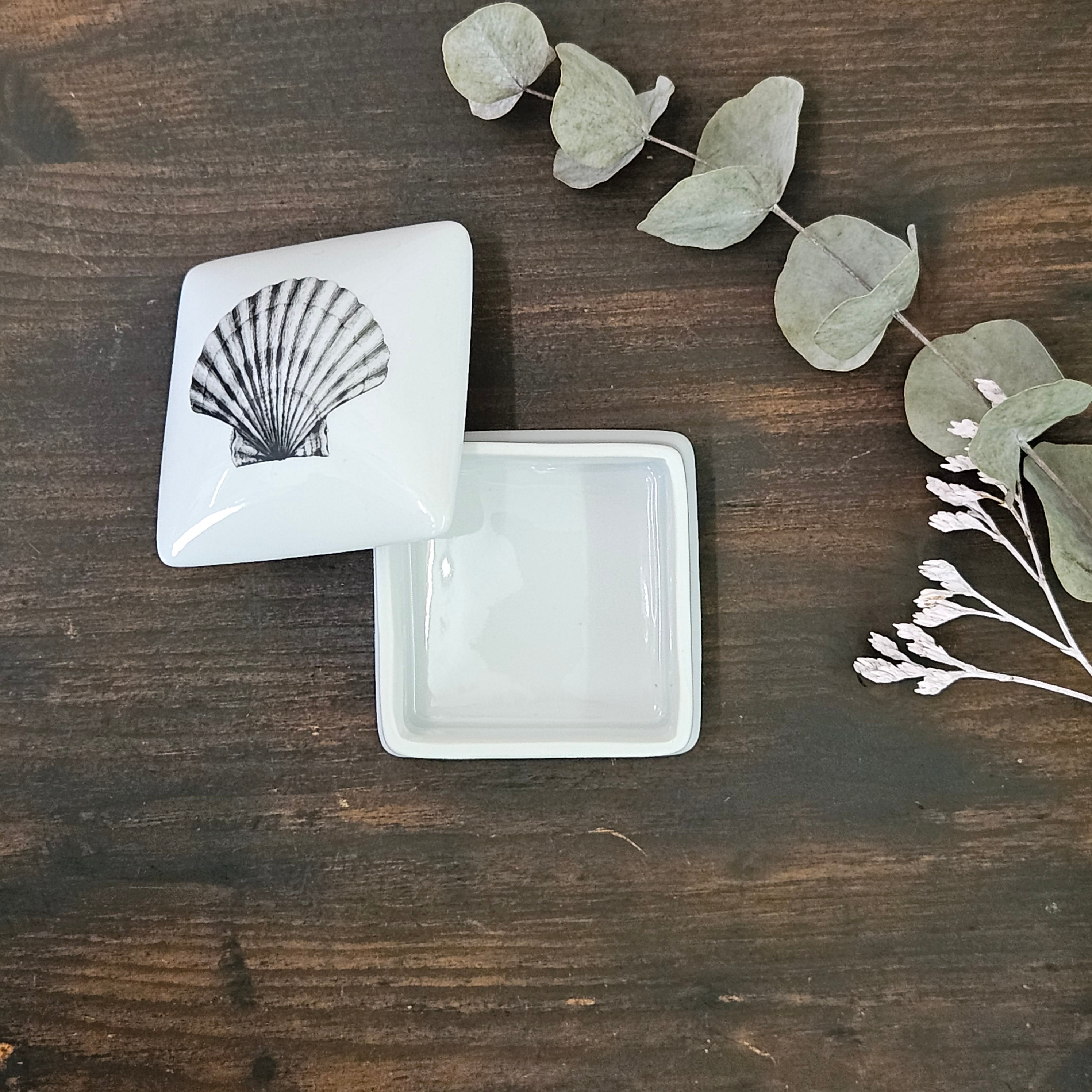 Scallop - Square porcelain box