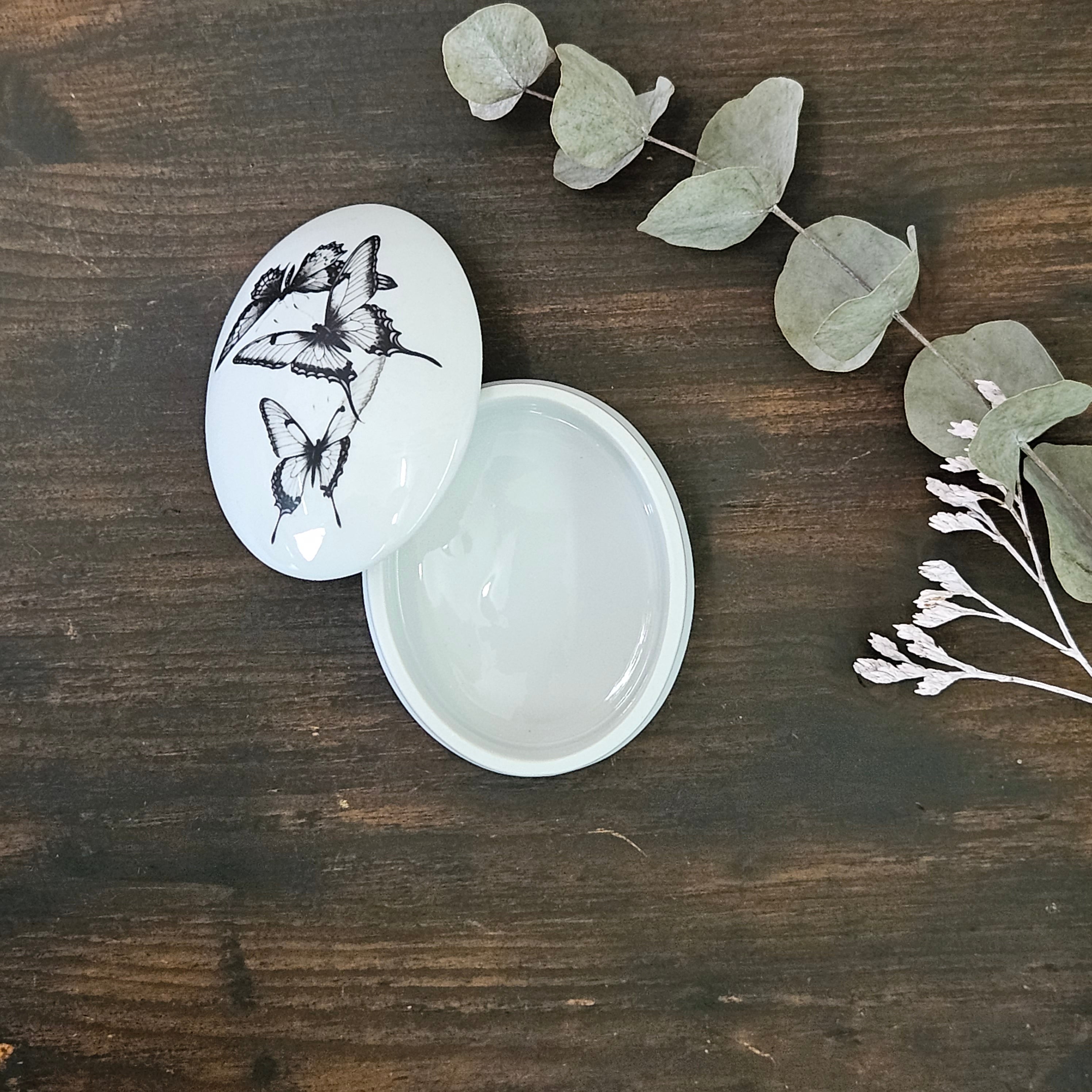 Three butterflies - Oval porcelain box