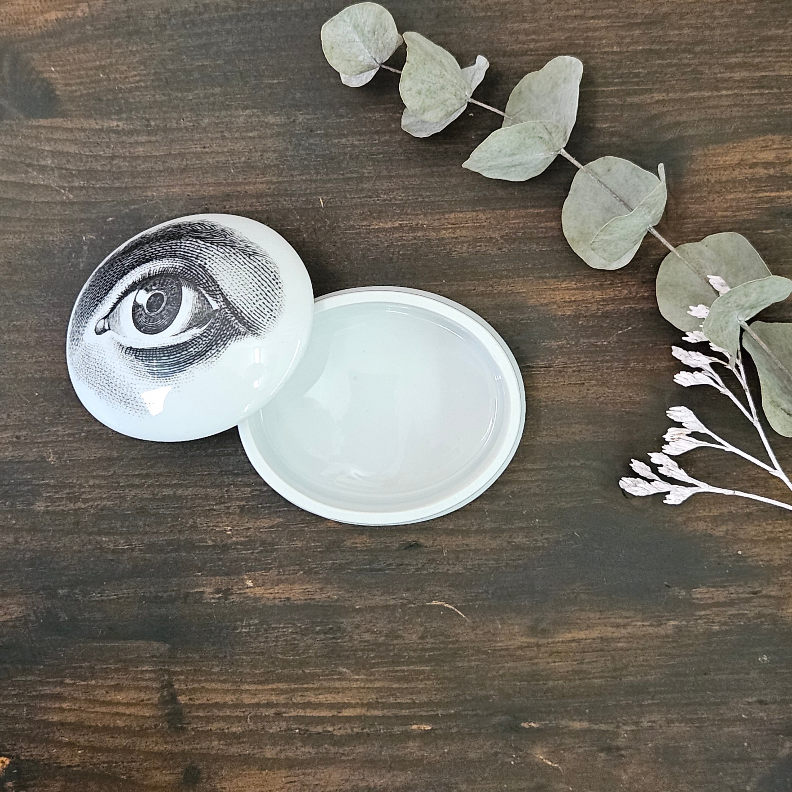 Lover's Eye - Oval porcelain box