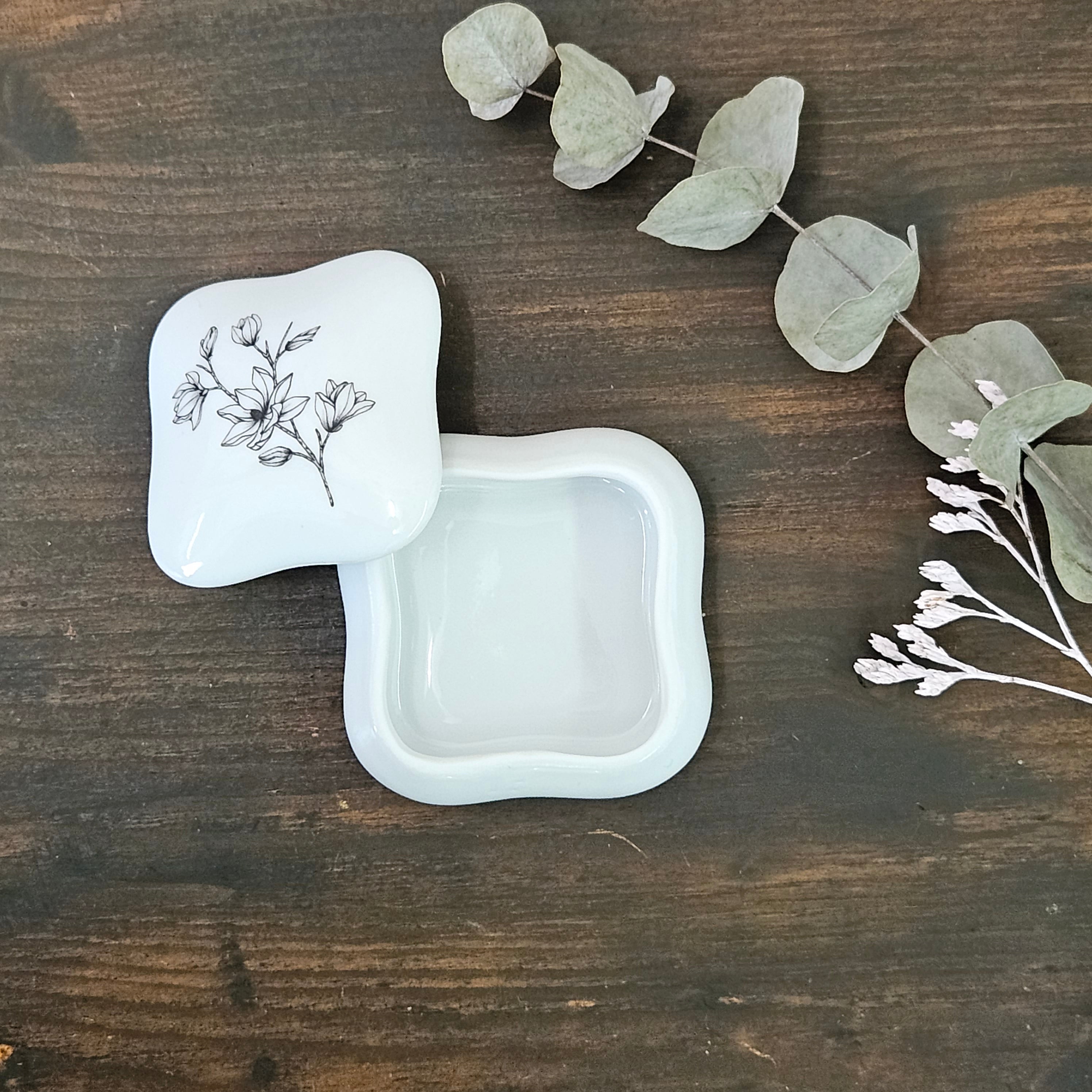 Magnolia - Rounded square porcelain box