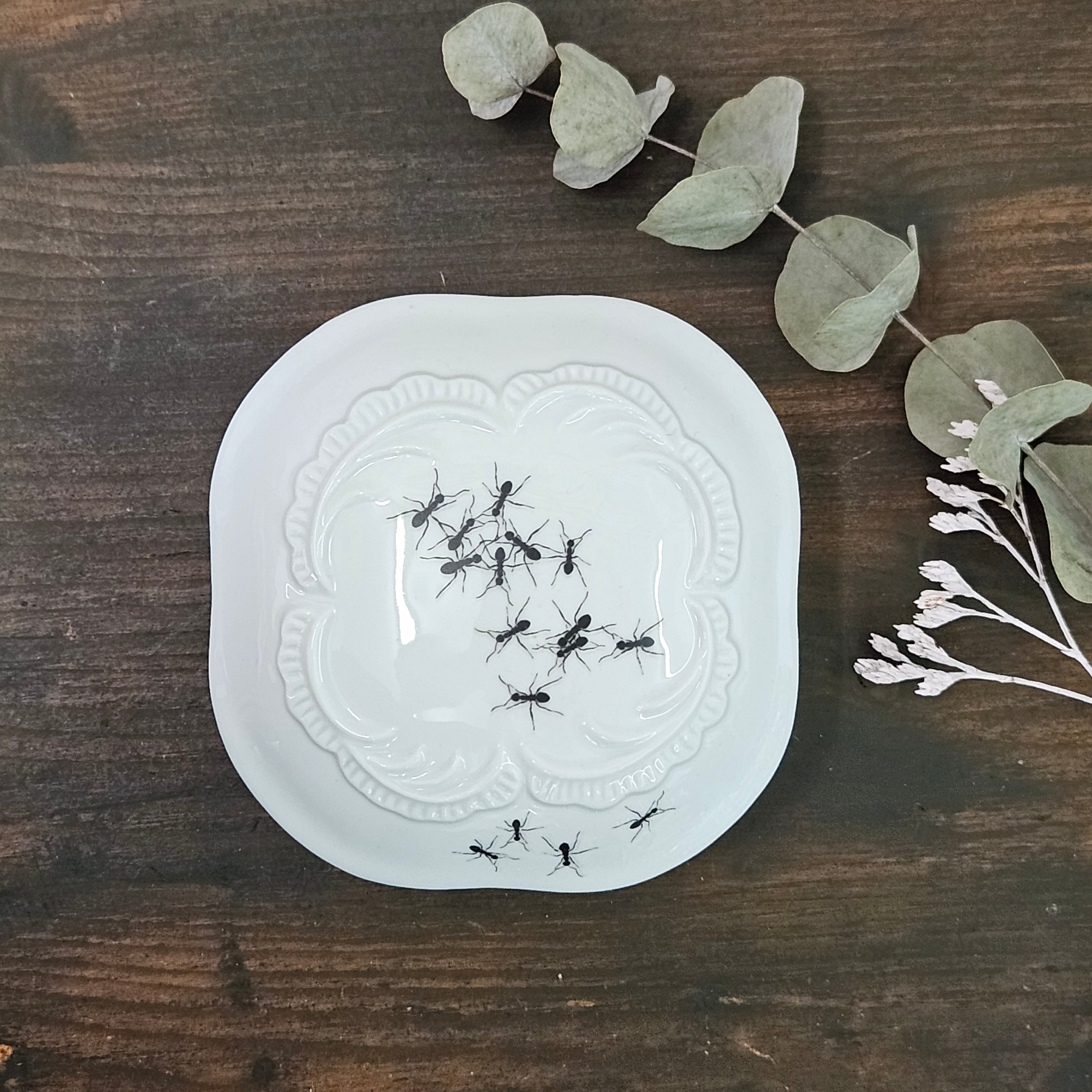 Ants - Big rounded square porcelain box