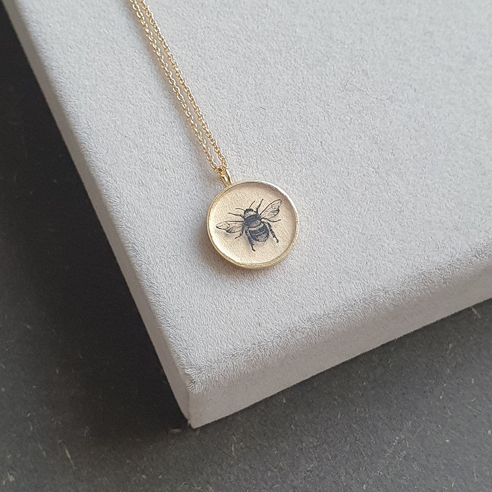 The Basic Pendant Necklace - Bee