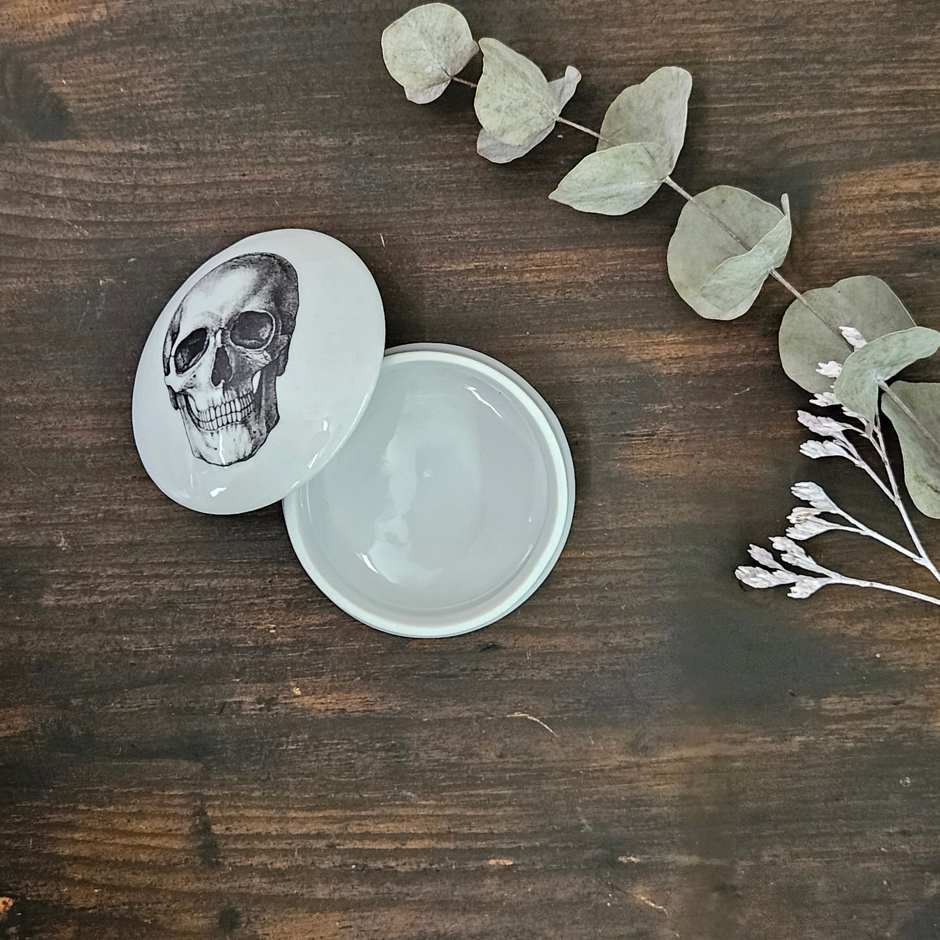 Skull - Round porcelain box