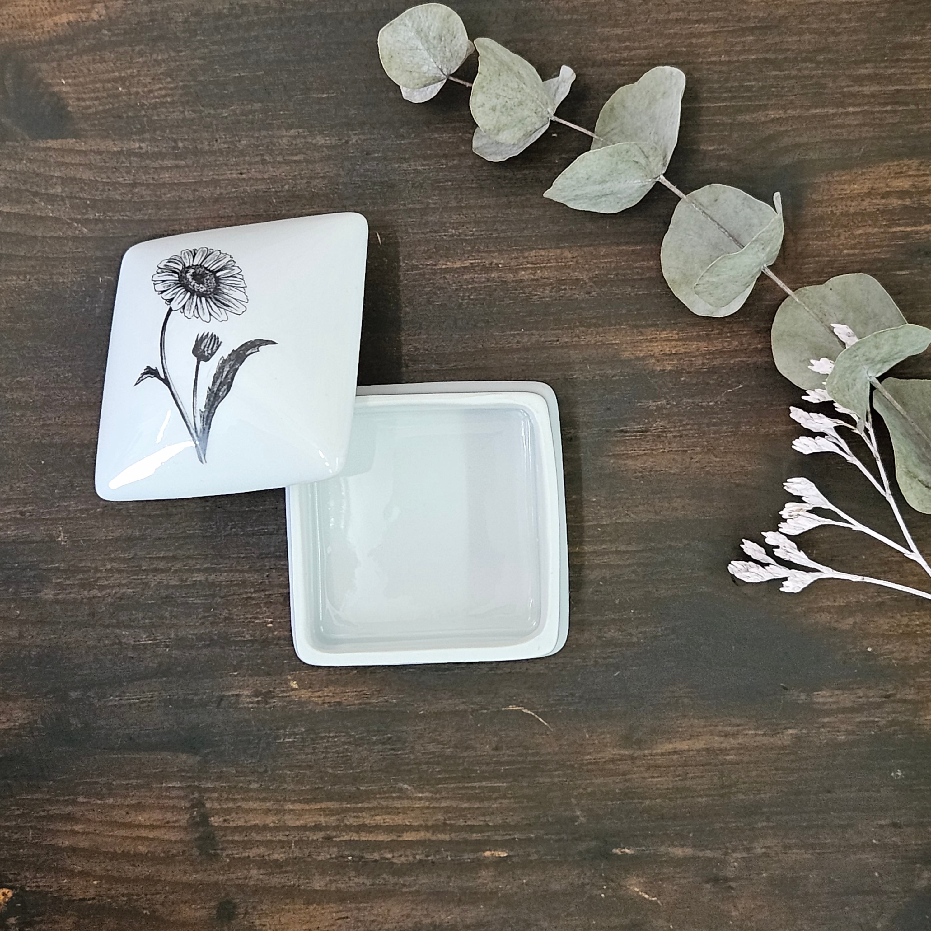 Magerite - Square porcelain box