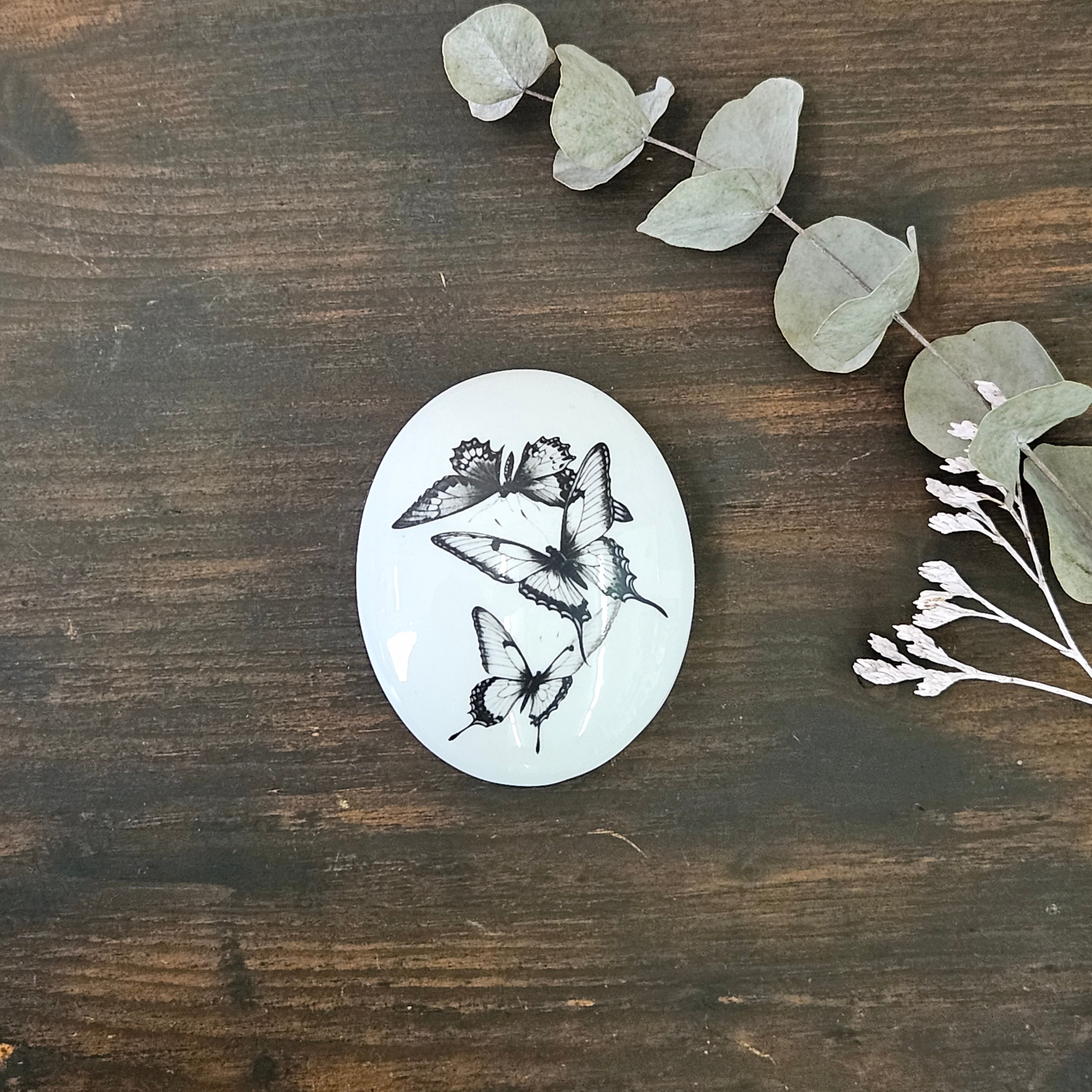 Three butterflies - Oval porcelain box