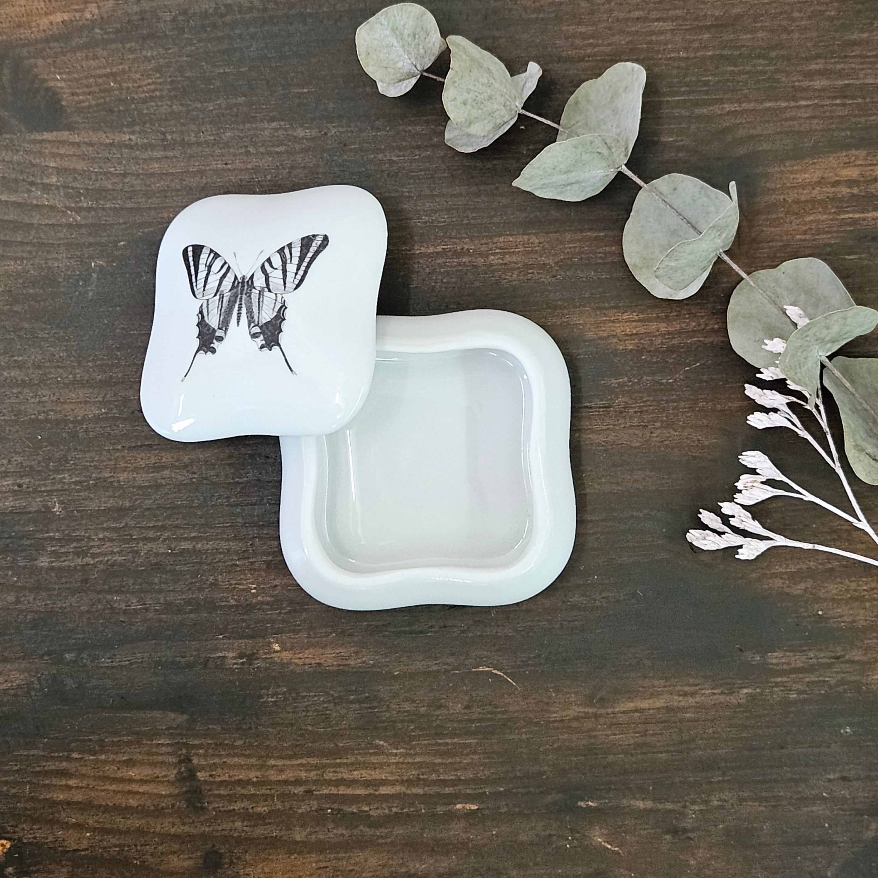 Butterfly - Rounded square porcelain box