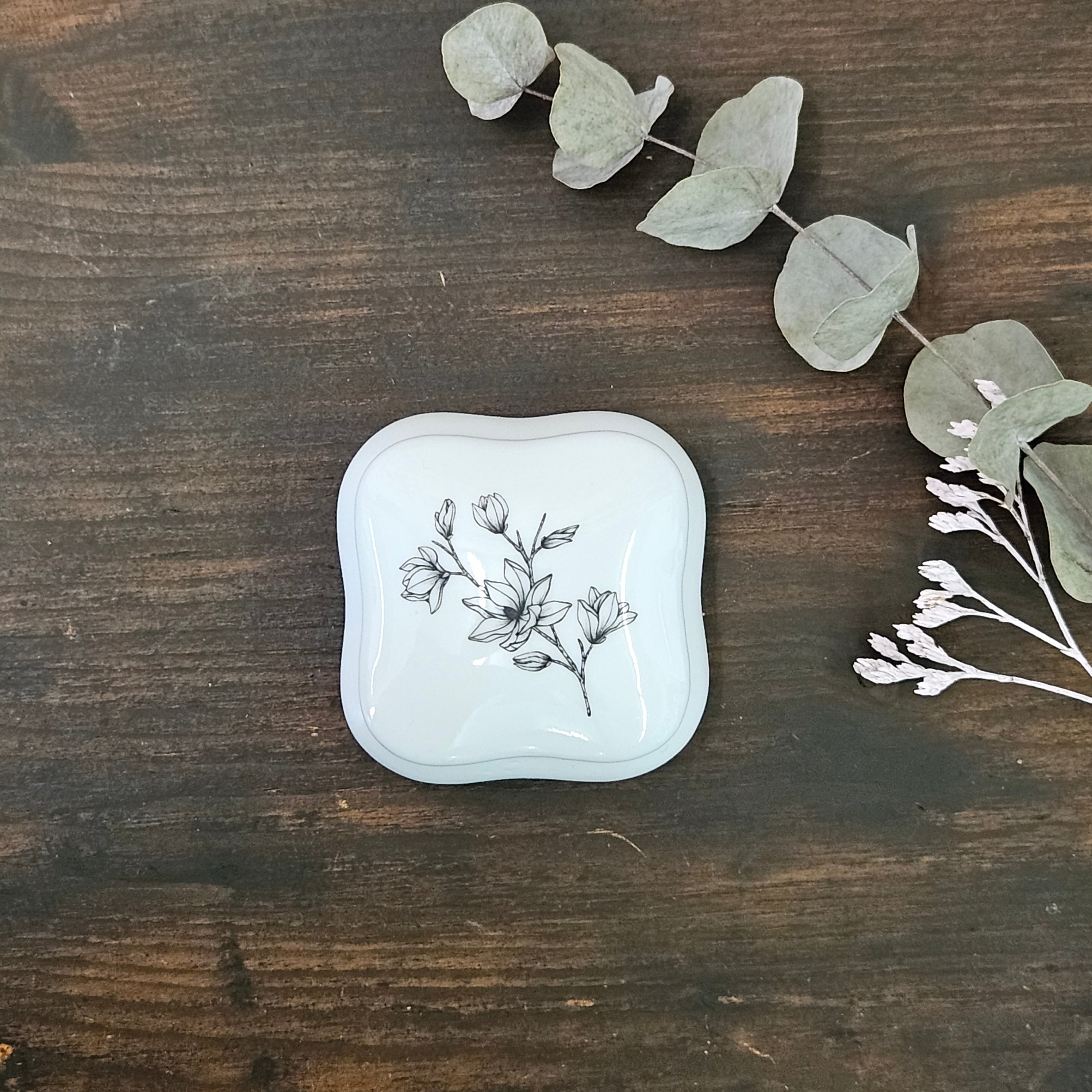 Magnolia - Rounded square porcelain box