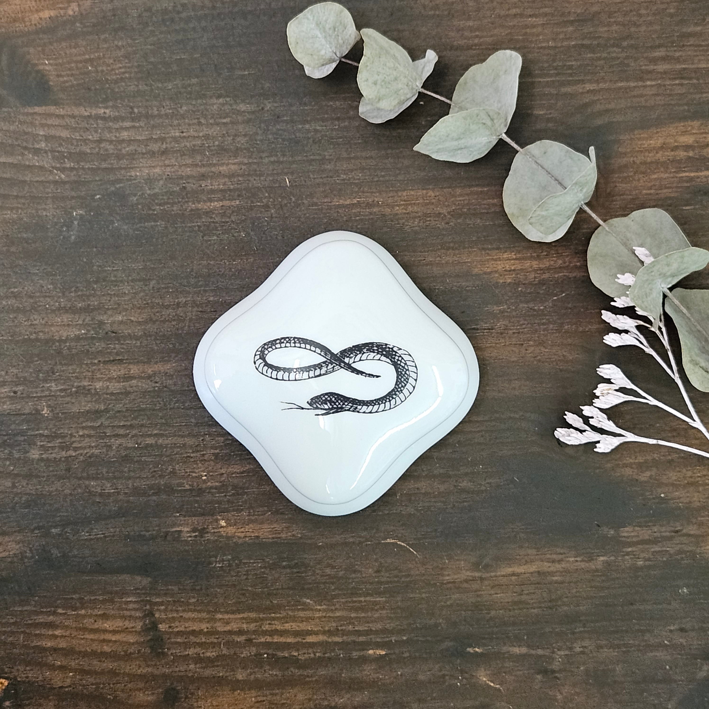Snake - Rounded square porcelain box