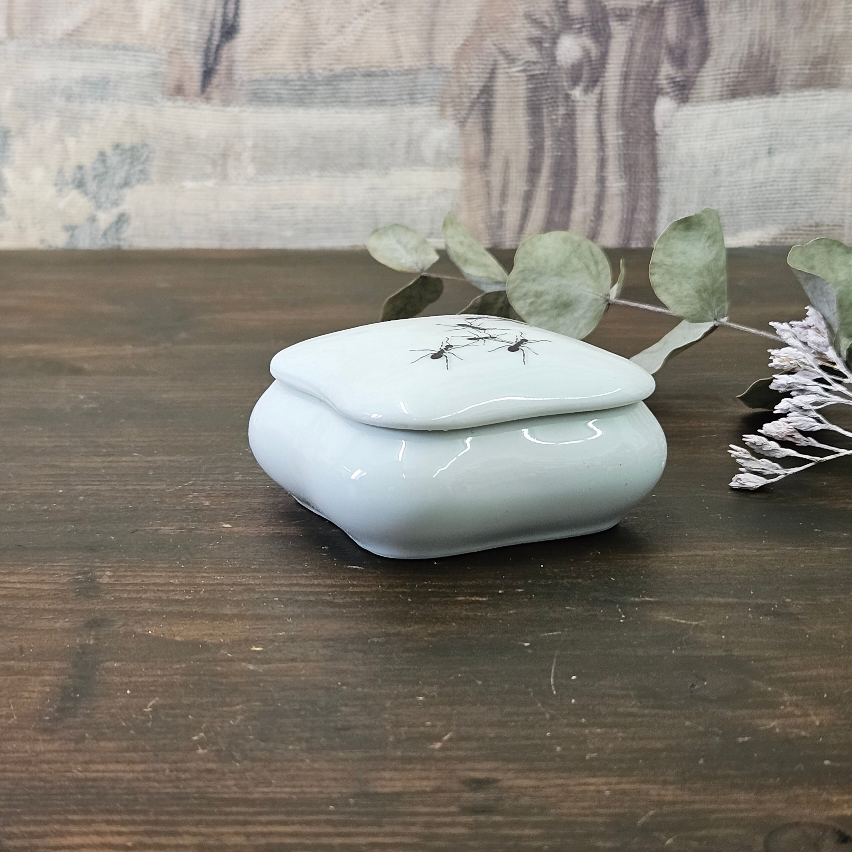 Ants - Rounded square porcelain box