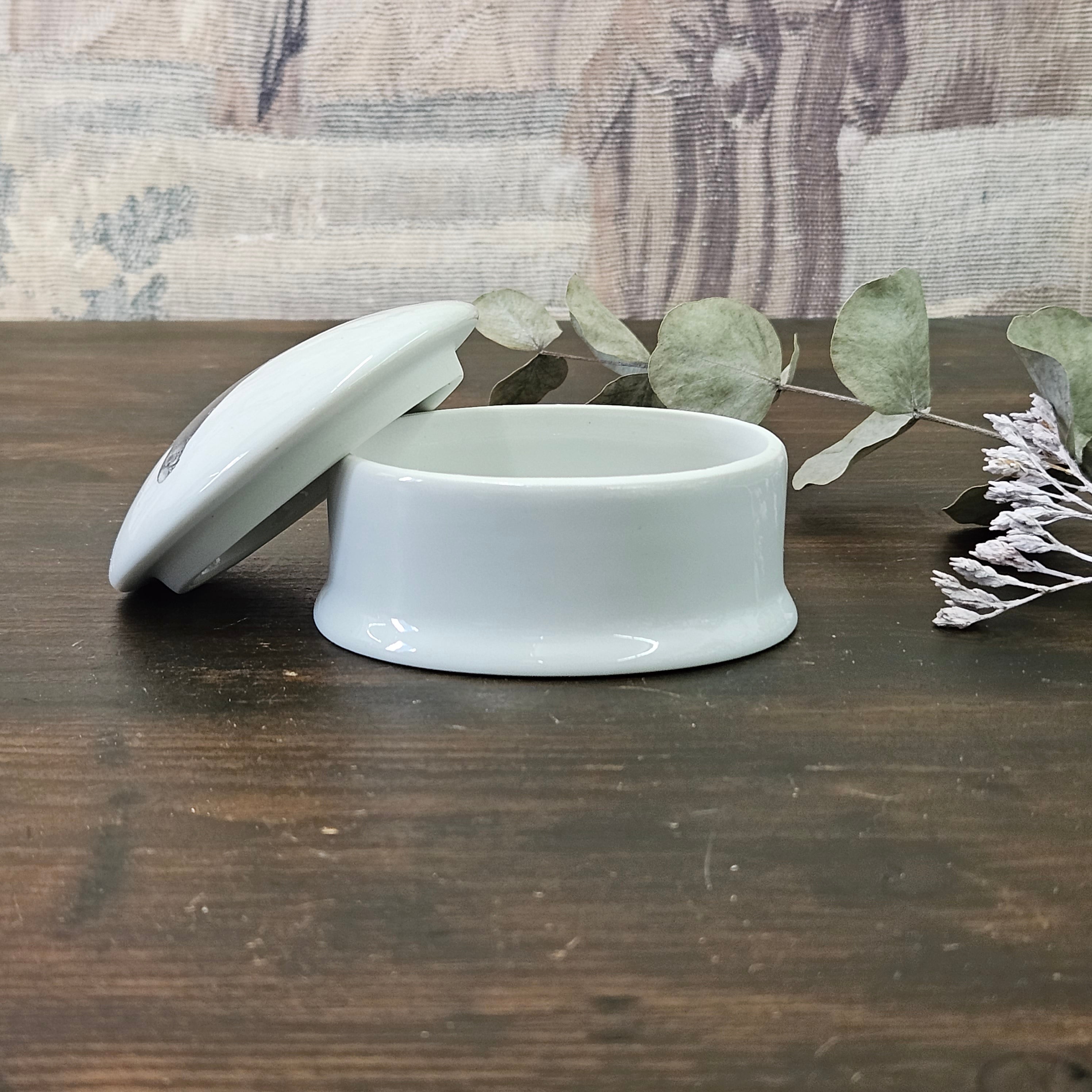 Swallow - Oval porcelain box