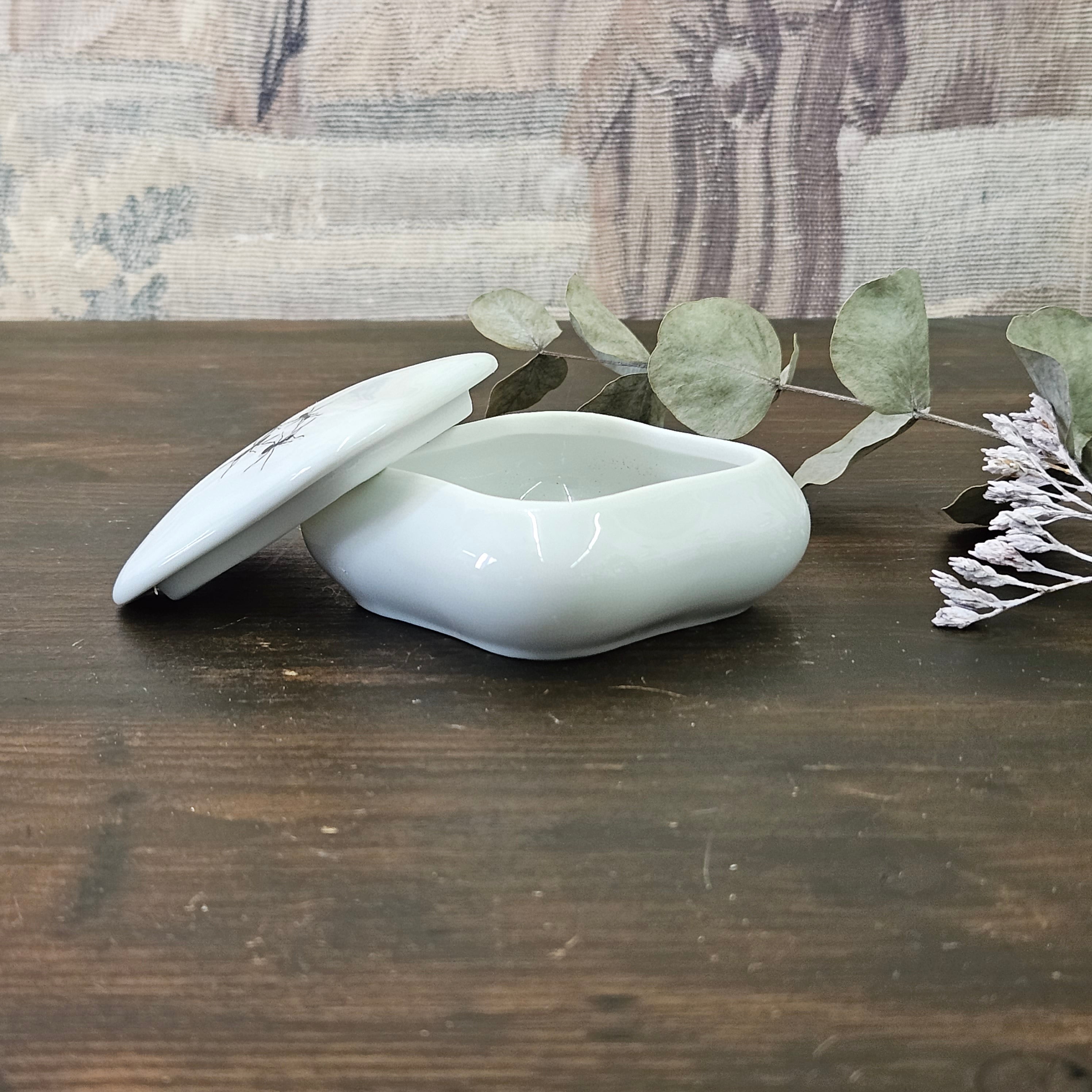 Ants - Rounded square porcelain box